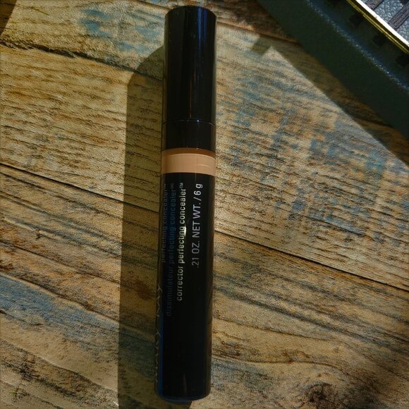 Deep Beige - Mary Kay Perfecting Concealer - Picture 11 of 11
